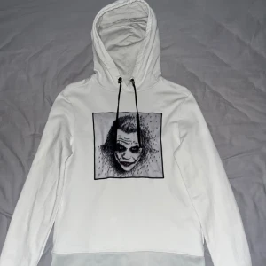 Limitato hoodie - Säljer min Limitato hoodie då jag inte använder den så mycket. Personen på bilden är 187 och väger 73 kg. Pris kan diskuteras