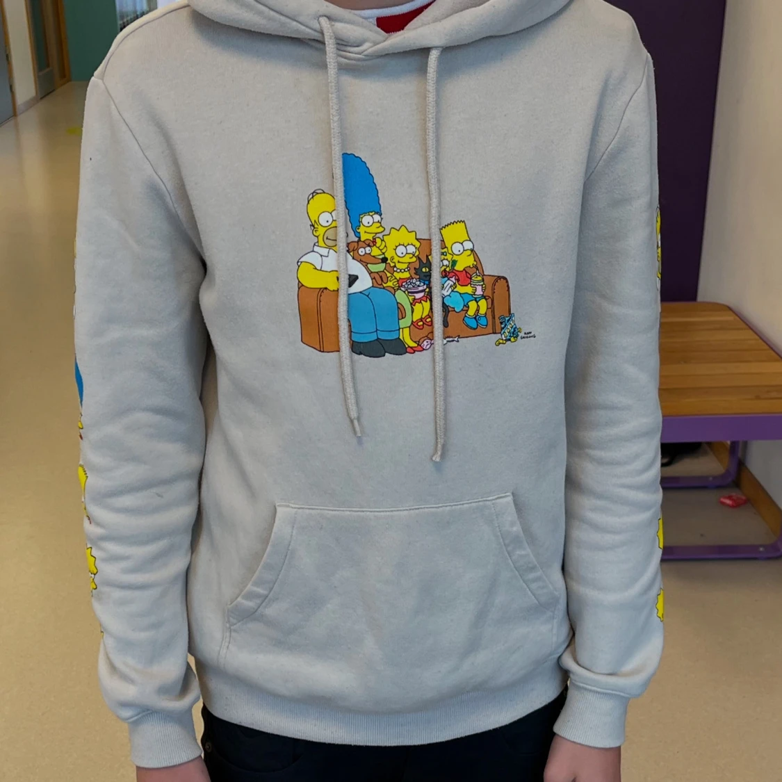 Grå hoodie med Simpsons-motiv