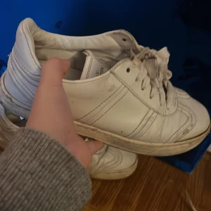 Vita valentino flycrews - Snygga valentino flycrews  sneakers  med klassisk design och snörning. Perfekta för en stilren look. Skorna har en diskret logga på insidan och är tillverkade i skinn priset kan diskuteras,mvh Frida
