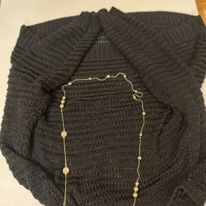 stickad svart tröja  - super fin svart tröja i nät säljer prg av att jag ej använder den