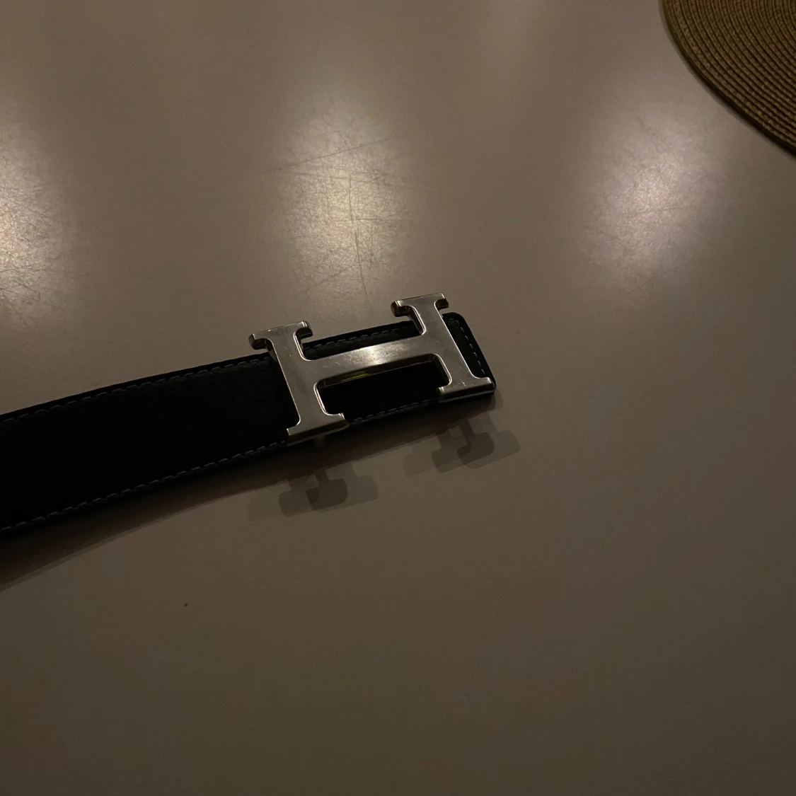 Svart bälte med silverfärgat spänne - 1