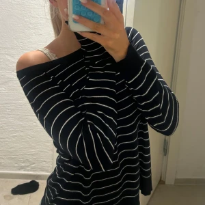Randig Zara Tröja - Tunn stickad tröja som matchar till allt! Använd 2-3 gånger, och i superbra skick. Storlek S men passar XXS-M. Bara att skriva om ni har några frågor 💕🌟