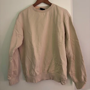 Beige sweatshirt - Säljer en stilren beige sweatshirt med rund hals och långa ärmar. Perfekt för en avslappnad look. Passar bra till jeans eller joggers.