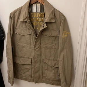 Beige S.Oliver field jacket! - Säljer en sjukt lyxig och snygg field jacket från märrket S.Oliver. 