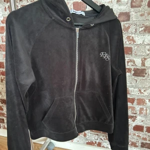 Svart mjukis set från FB Sister - Säljer ett svart mjukis set från FB Sister. Den har en liten logga på bröstet och är tillverkad i ett mjukt material. Perfekt för en avslappnad stil. 🖤