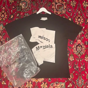 Maison margiela t shirt - Säljer en tvär fet t-shirt från Maison Margiela i otroligt bra skick knappt använd! Tveka inte på att höra av er vid funderingar!