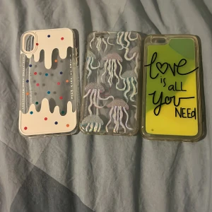 Tre unika mobilskal - Säljer tre coola mobilskal. Ett med smältande glassdesign och färgglada prickar, ett med glittriga maneter och ett med texten 'love is all you need' på en grön och gul bakgrund. Perfekt för att ge din mobil en personlig touch! 15 kr för dem till iPhone 6-7  och 25 kr för de till  iPhone xs och x!! Pris kan diskuteras!
