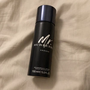 Spray deo aldrig använt eftersom jag redan har många såna här hemma ny pris 600  - Helt ny aldrig använt 