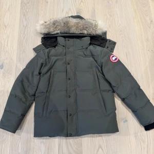 Canada goose wyndham - Säljer min vinterjacka som jag har haft i 2 år. Väldigt bra skick 