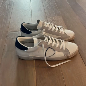 Philippe Model stl 44 - Snygga vita sneakers från Philippe Model! Använda 1 gång. Storlek 44. Skriv vid fler frågor! 