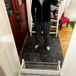  tröja från Jack & Jones - Säljer en stilren  ribbad tröja från Jack & Jones. Kom gärna med frågor angående pris mm