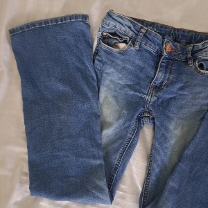 Blå bootcut jeans - Snygga blå bootcut jeans i storlek 146-152, borde passa någon som är 155 eller kortare! De är stretchiga i både midjan och benen💞