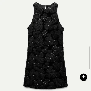 Svart ärmlös klänning med blommönster - Svart Zara klänning xs. Ganska stor i storleken, sitter mer som en S