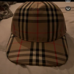  Burberry keps  - Säljer en helt ny burberry keps för att den inte passade mig jag har inte boxen till kepsen 