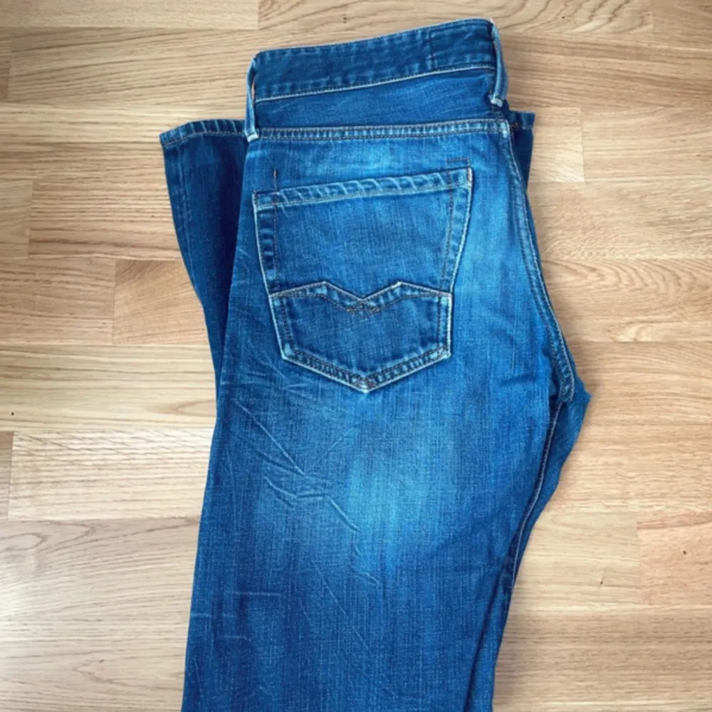 Säljer ett par snygga blå jeans från Replay. De har en klassisk femficksdesign och en cool slitning på knäna. Perfekta för en avslappnad stil. Passar både till vardags och fest!. Farkut & Housut.
