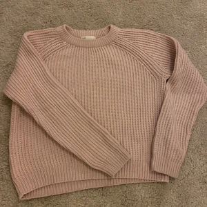 Ljusrosa stickad tröja - Mysig ljusrosa stickad tröja med rund hals och långa ärmar. Perfekt för kyligare dagar och ger en avslappnad stil. Passar bra till både jeans och kjol. Pris kan diskuteras 