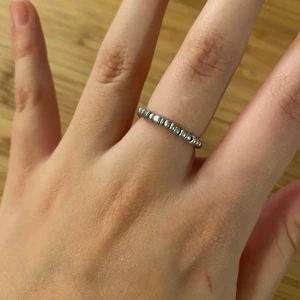 Silvrig ring, pärlor - Egentillverkad ring av pärlor och ståltråd🩶ca 6,5cm omkrets och ca 16mm diameter. Går att beställa i valfri färg/färger💅🏼