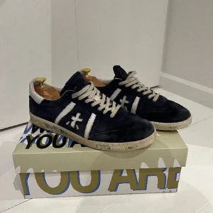 Premiata skor - Riktigt snygga Premiata skor i ett bra skick säljes | Storlek 43 | Orginal box följer med | Hör av er vid minsta lilla fundering🤝