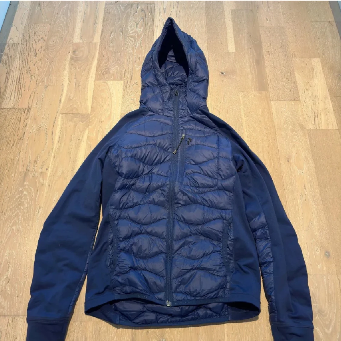 Mörkblå peak perfomance hybrid javka