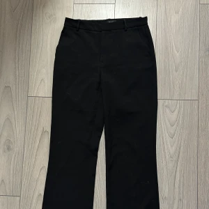 Svarta kostymbyxor från Lindex i modell FIONA - Snygga svarta kostymbyxor från Lindex i modellen Fiona med extra långa ben. Passar mig som är 178 cm lång. 