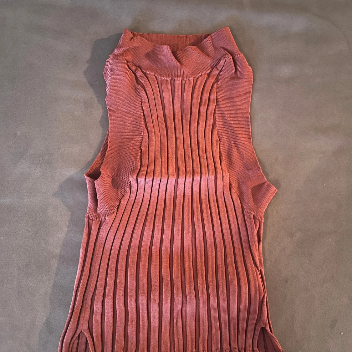 Röd ribbad ärmlös topp från Lindex - 1