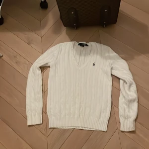 Vit stickad tröja från Ralph Lauren Sport - Säljer en helt ny tröja från ralphlouren.Säljer pga att min syrra inte gillar den och bad mig sälja den är L OBS ❗️kids sise så denna blir 12-14 ungefär 10/10 skick inga defekter