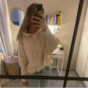zara hoodie  - säljer nu min fina zara hoodie i nyskick, aldrig använd❤️storlek s och i ljusrosa, skriv för fler bilder! 