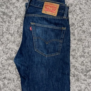 Levis Jeans - Ett par Levis 501 jeans i mörkblå färg. Bra skick pch stilrena. Storlek W31 L32. Tveka inte på att höra av er för fler bilder eller frågor!