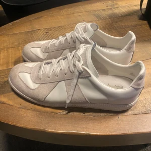 Maison Margiela gats - Hej säljer nu mina Maison Margiela gats, det är använda fåtal gånger så skicket är runt 8-9/10. Låda ingår och 2 små påsar som skorna kom i. Jag säljer eftersom dom va för stora för mig. Pris kan diskuteras