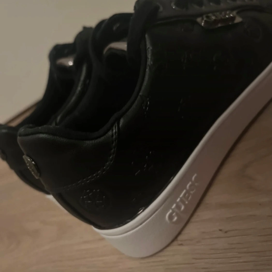 Svarta sneakers från Guess - 4