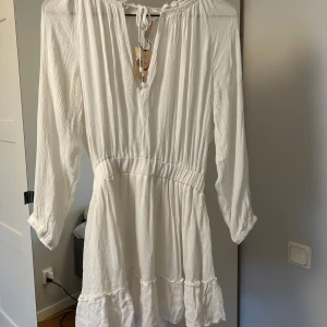 Vit klänning - Finaste klänningen man kan ha i sommar som tyvärr var för kort för mig🤍 Helt ny