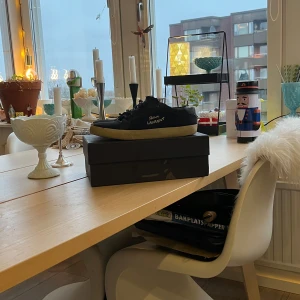 Saint laurent skor - Snygga svarta sneakers från Saint Laurent med vit sula och diskret logga på sidan. Max level grisch precis som felix nyberg och bruce lee, obs varnar för potentiellt håravfall som bruce lee. Tveka inte om att höra av dig.