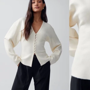 Gina kofta - Intressekoll på denna slutsålda super fina tröjan ifrån gina som är väldigt eftertraktad just nu 💕 skriv vad ni kan tänka er betala, 