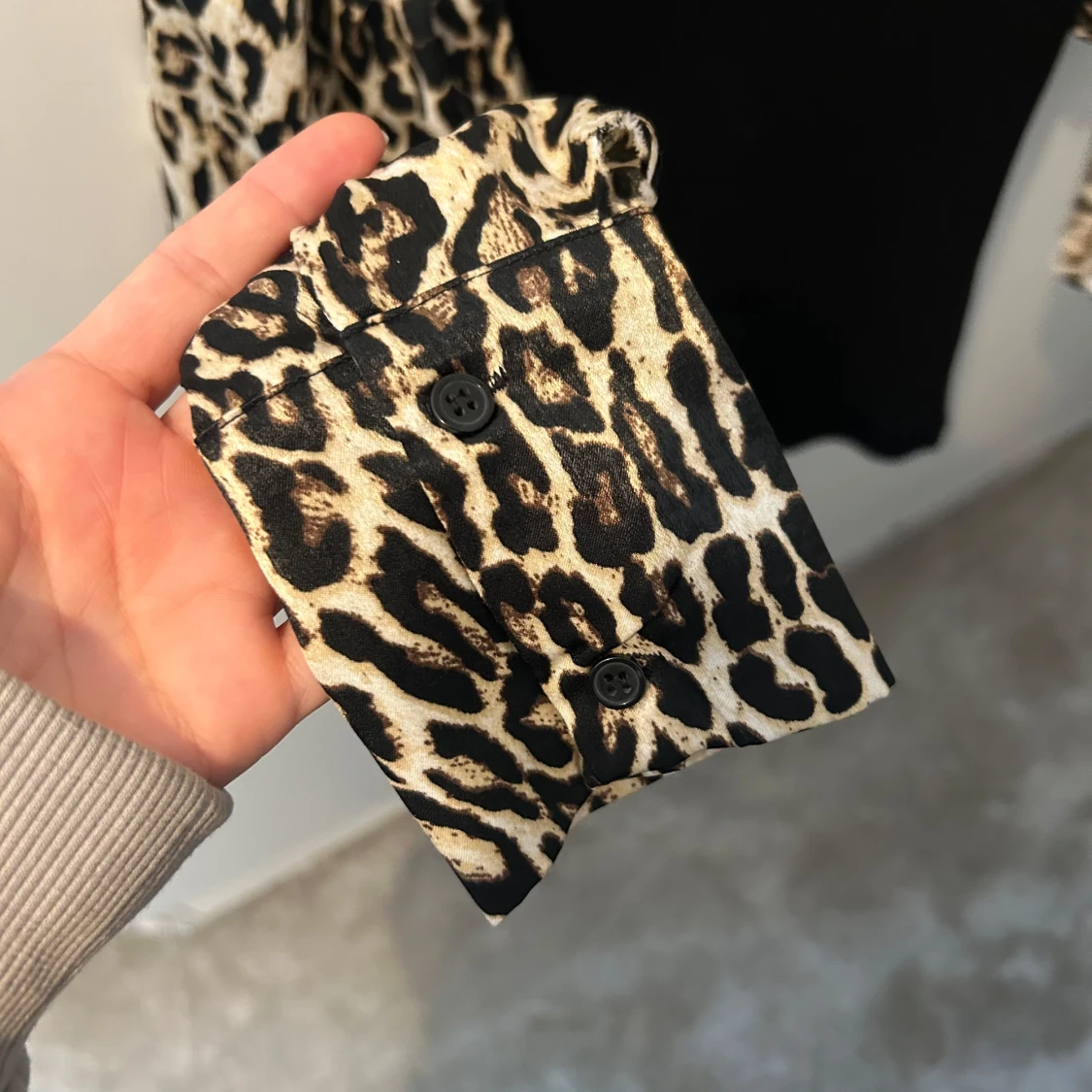 Svart topp med leopardmönstrade ärmar från Zara - 2