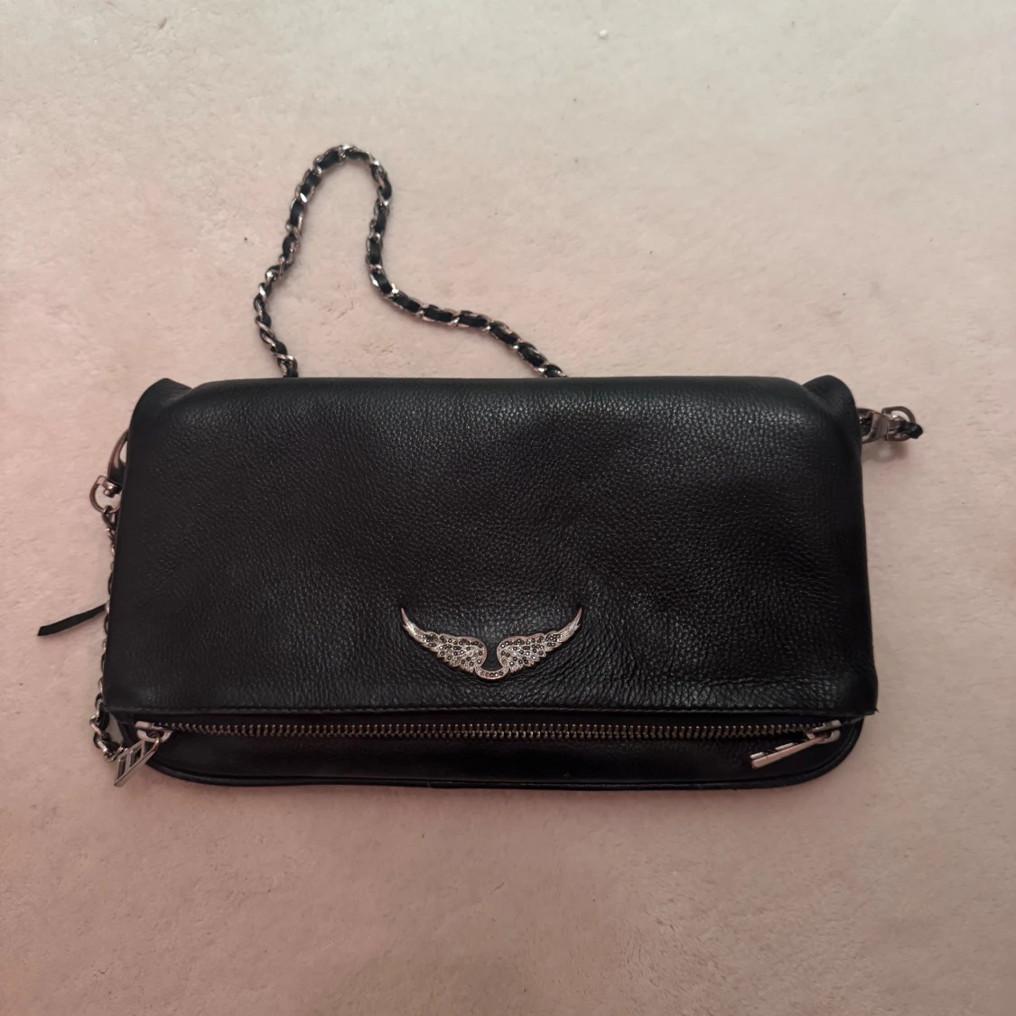 Svart axelväska med kedja och vingdetalj - 1