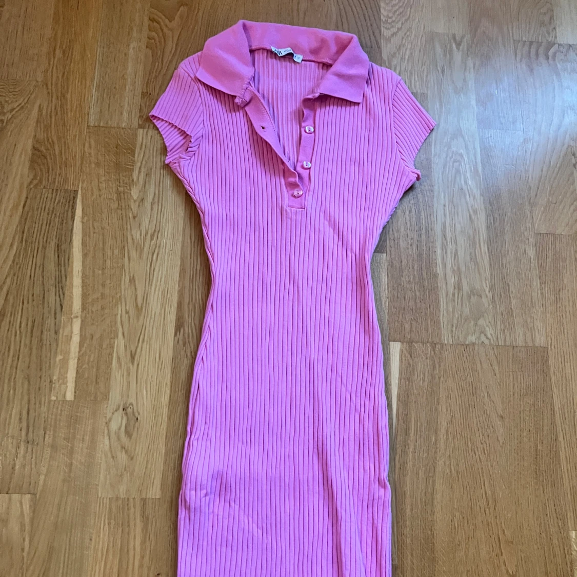 Rosa ribbad klänning - 1