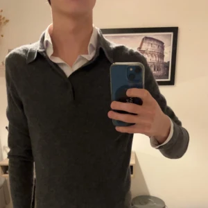 Grå kashmirtröja från Lawrence Grey - Säljer en elegant grå kashmirtröja från Lawrence Grey i 100% Kashmir.