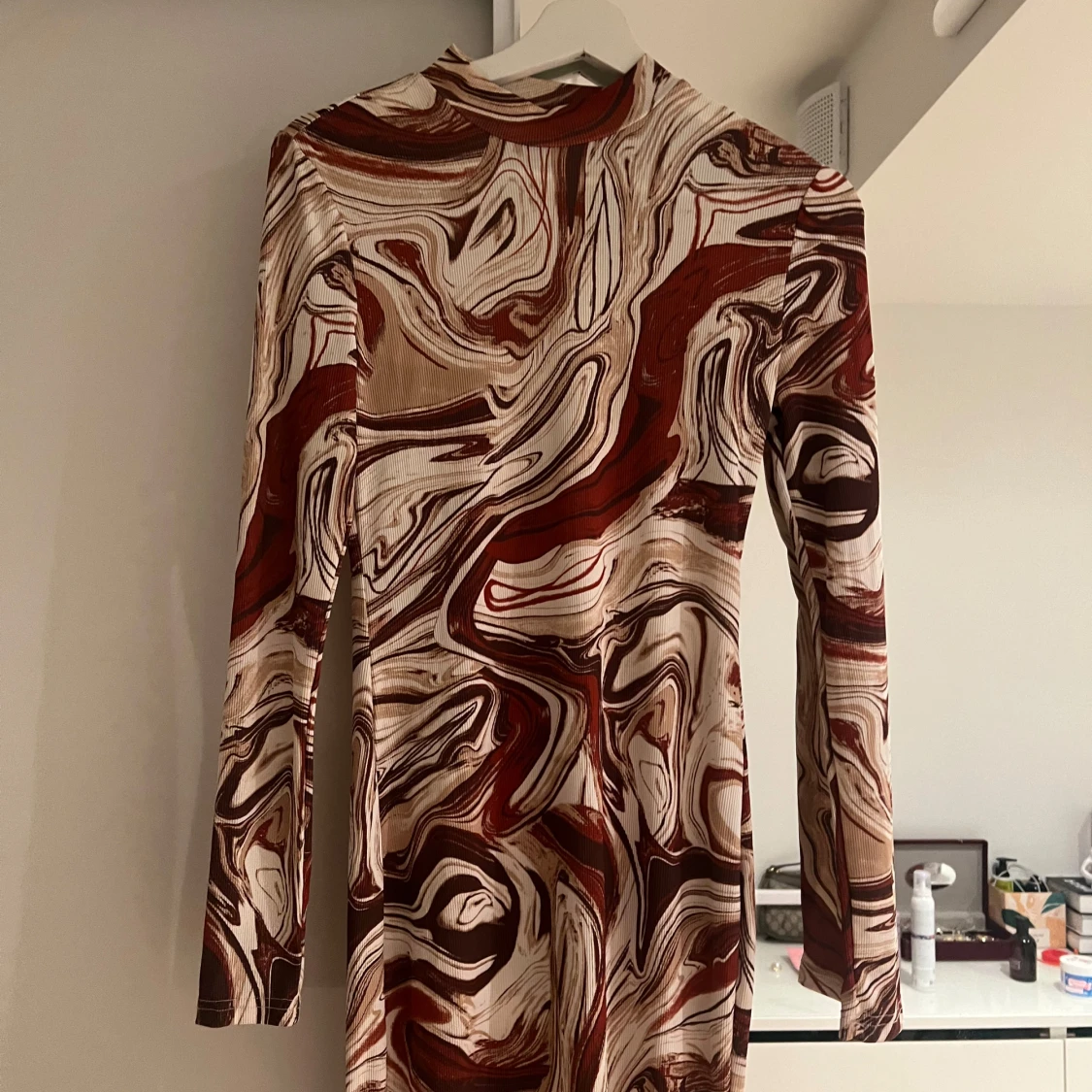 Mönstrad långärmad klänning - 1