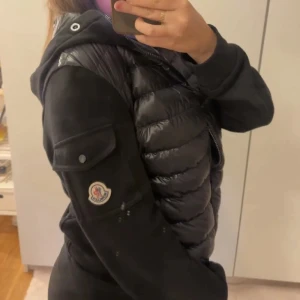 Moncler jacka - Säljer nu denna jacka då den inte kommer till användning. Storlek M men passar mig som vanligtvis har S. Köpt för 8899kr. Pris kan diskuteras vid snabb affär 💗Passar både tjej och kille då den inte är formsydd.
