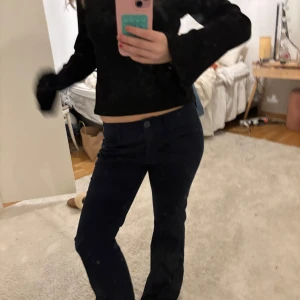 Mörkblåa kostymbyxor - Jätte snygga mörkblåa lågmidjade  kostymbyxor!!❣️❣️❣️❣️💞💞💞💞