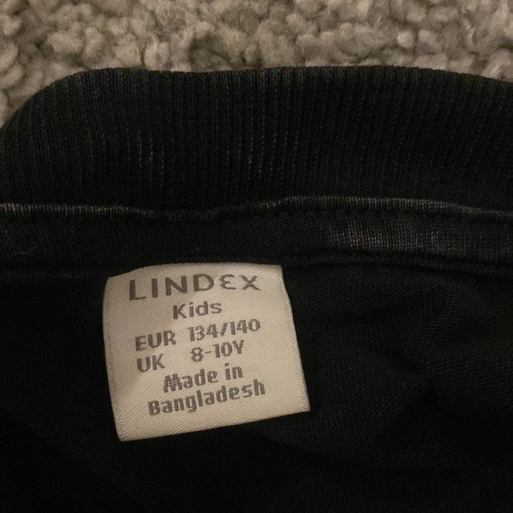 Säljer en magtröja för barn. Använd några gånger men inga tecken. T-paidat.