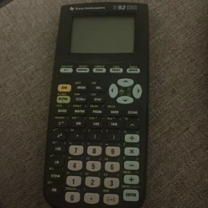 Texas Instruments TI-82 Stats miniräknare - Säljer en Texas Instruments TI-82 Stats miniräknare. Perfekt för statistik och avancerade beräkningar. Den har en klassisk design med en stor skärm och flera funktionstangenter. Ett bra val för studenter och proffs som behöver pålitliga beräkningar.