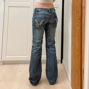 Lågmidjade bootcut jeans🤩 - Midja 44 cm rakt över, gren 19 och innerben 82 cm❤️jae 169 o xs-s o håller in en hel del i midja lår osv. Märkta W30 och uppskattar till M, mer åt L än S. Slitna vid hälarna 