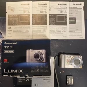 Lumix- panasonic tz7  - Letar du efter en smidig kamera som levererar fantastiska bilder? Då är Panasonic Lumix TZ7 något för dig!  Specifikationer:  	•	12,1 megapixlar 	•	12x optisk zoom 	•	Leica-objektiv för skarpa och klara bilder 	•	Full HD-video 	•	3-tums LCD-skärm 	•	Kompakt och lätt design – perfekt för resor eller vardagsfotografering.                                    Hör av dig om du är intresserad eller har frågor!