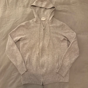 Soft Goat Kashmir hoodie  - Mysigt grå hoodie från Soft Goat med dragkedja och huva. Perfekt för kyliga dagar med sin mjuka och bekväma design. Hoodie när i 100% Kashmir och storlek M men sitter som S. Den är knappt använd och det finns nästan inga tecken på användning. Det är bara att kontakta mig om du har några frågor🔥