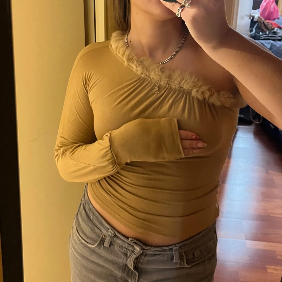 Beige oneshoulder topp från Maje