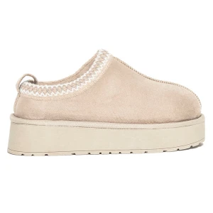 Platåskor ”Uggs” - Snygga beige slip-on skor i mocka med en bekväm och fluffig insida. Skorna har en platåsula och dekorativ stickning runt öppningen.  De är oanvända och passar mig som har 41