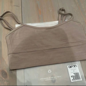 Aimn soft bra top XS - Espresso melange soft strap bra från Aimn. Toppen är oamvänd och skickas i sin original förpackning. Storlek: XS