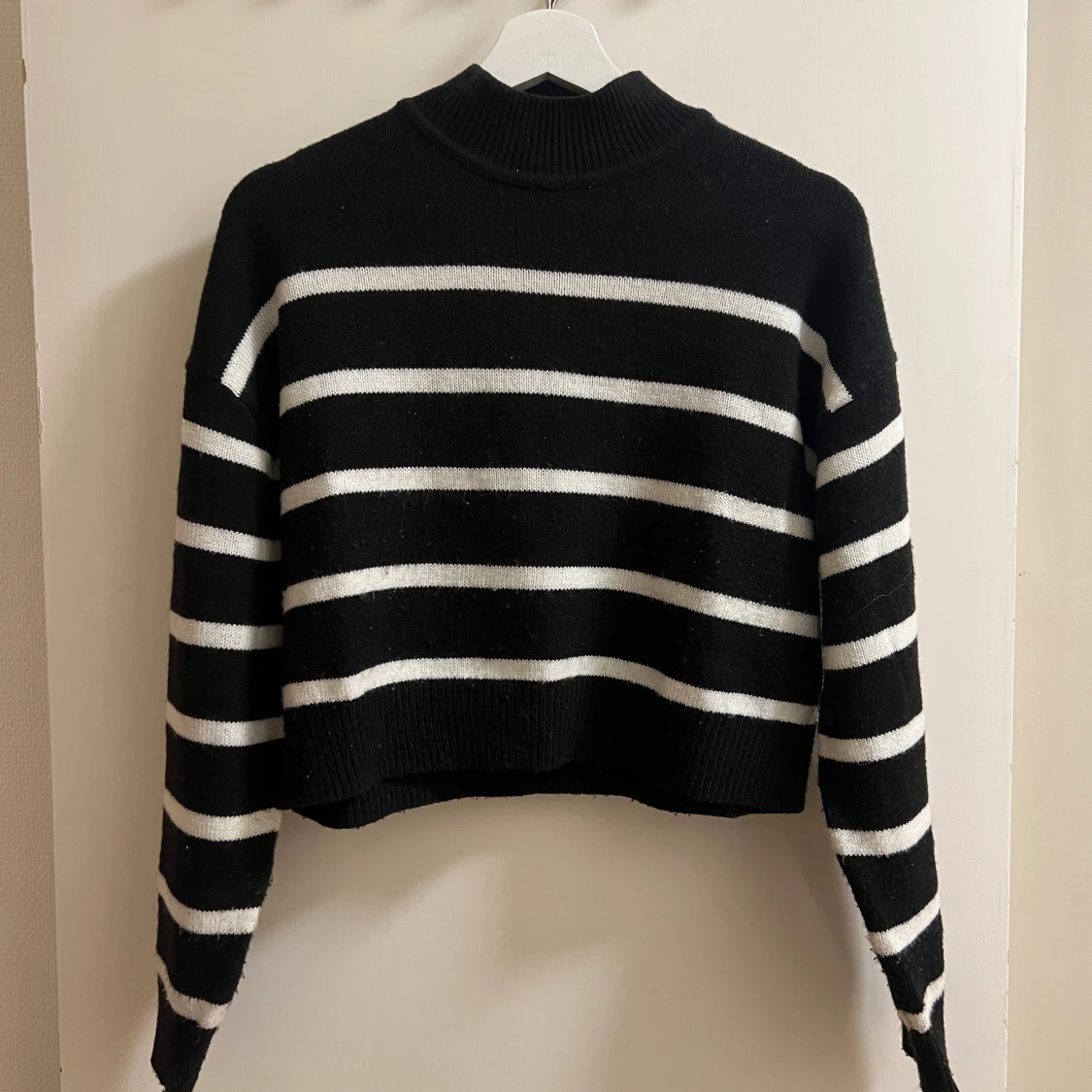 Svart och vit randig stickad tröja
