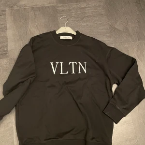 Svart tröja från Valentino - Snygg svart tröja från Valentino med VLTN-tryck på framsidan. Perfekt för en stilren look. Tillverkad i Italien. Storlek S men passar M bäst då denna modell ska vara lite oversized